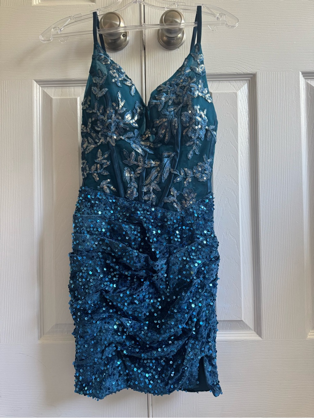 NWT Teal Sequin & Embroidered Size 4 V-Neck Cocktail Dress